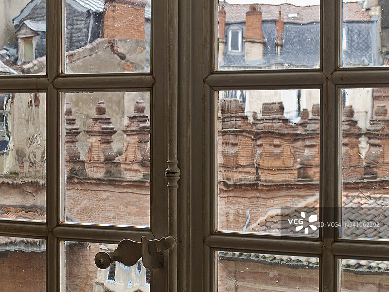 图卢兹法式门上的老式玻璃窗户图片素材