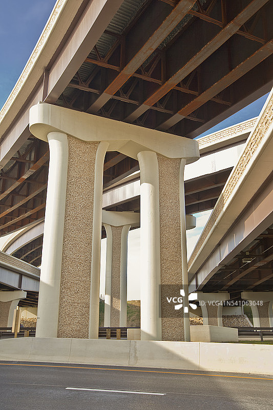 多层高速公路立交桥弯曲钢梁图片素材