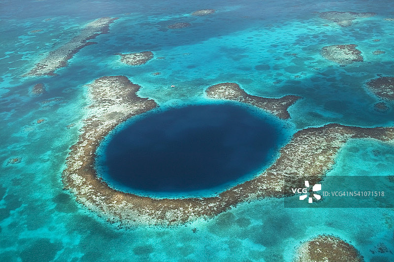 灯塔环礁上的蓝洞图片素材