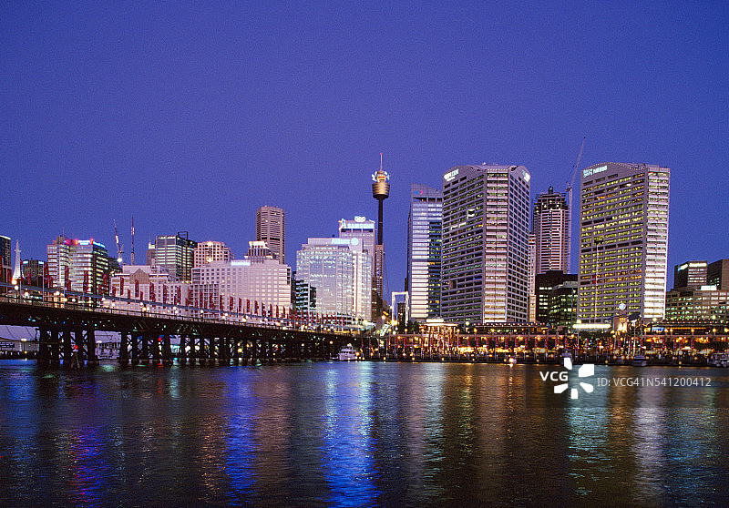 从达令港眺望悉尼天际线图片素材