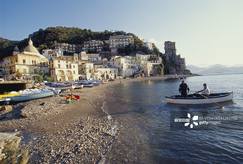 意大利切塔拉海滩上的划艇图片素材