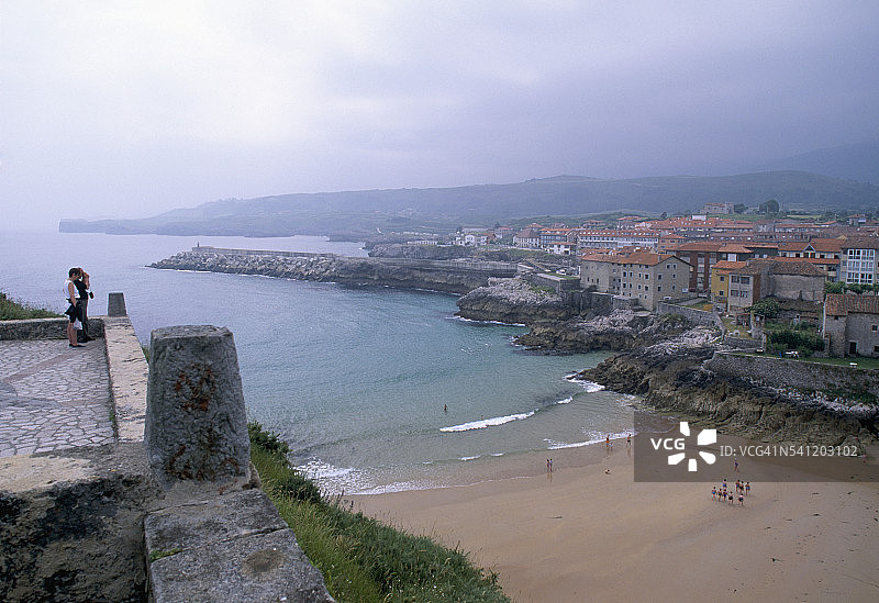 西班牙绿色海岸的利亚内斯图片素材