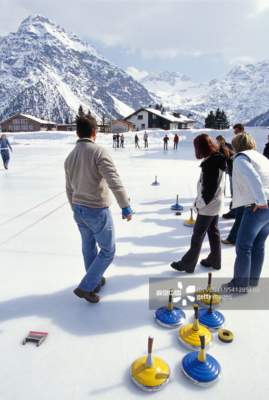 瑞士阿尔卑斯山的冰壶运动图片素材