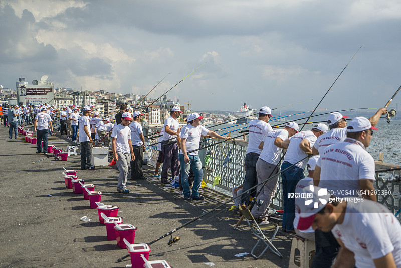 加拉塔大桥边的钓鱼比赛和现场音乐图片素材