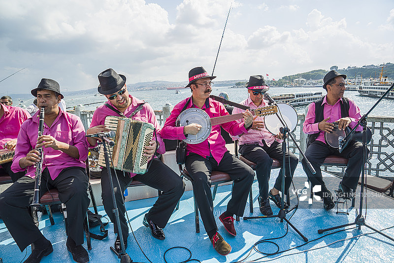 加拉塔大桥边的钓鱼比赛和现场音乐图片素材