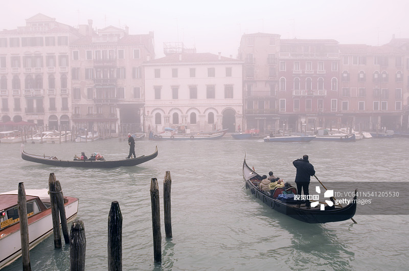 在里亚托桥附近大运河上工作的贡多拉船夫图片素材
