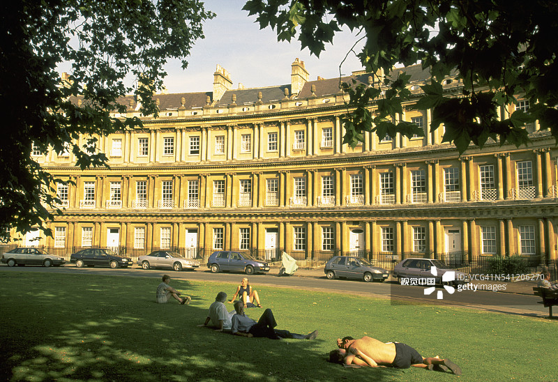 人们在皇家新月楼放松身心图片素材