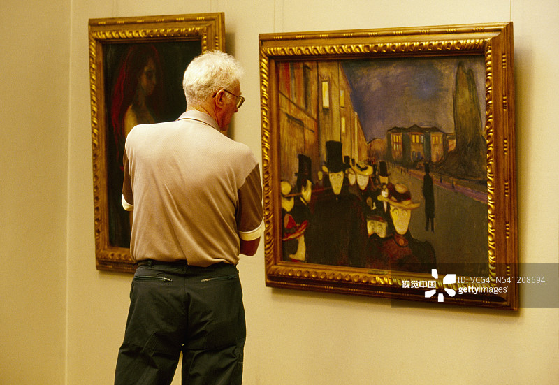 参观者欣赏爱德华·蒙克画作图片素材