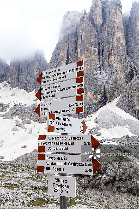圣马蒂诺淡山，多洛米蒂山，帕拉隆达徒步软线路图片素材