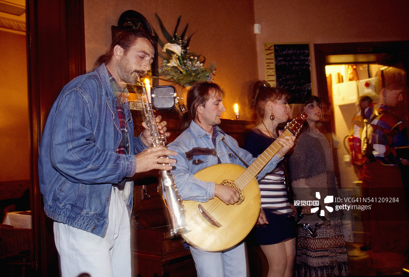 在咖啡馆演奏的乐队图片素材