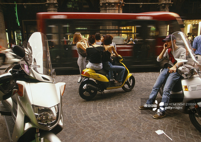 博洛尼亚独立大街上的摩托车图片素材