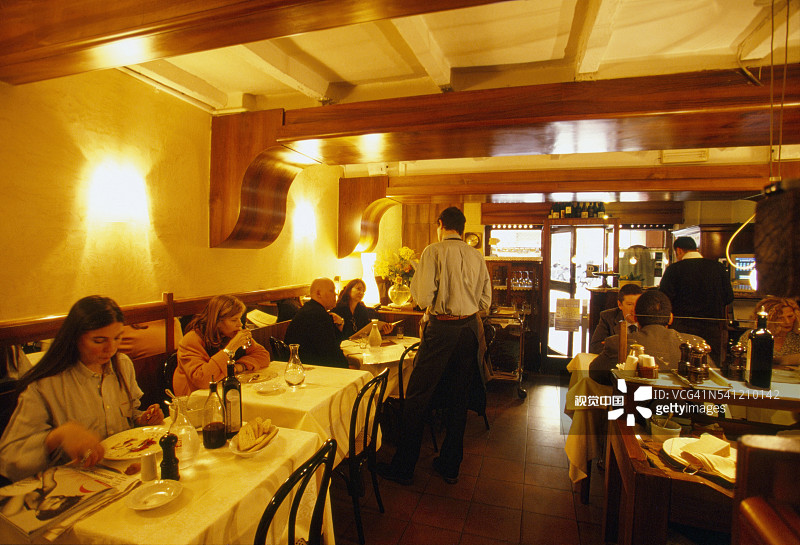 博洛尼亚的金色壁炉餐厅图片素材