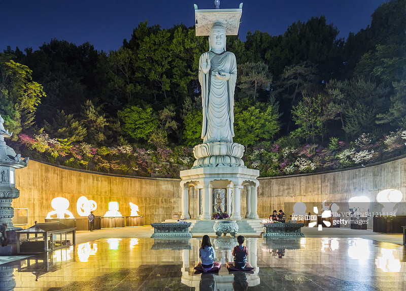 江南奉恩寺弥勒大佛（未来佛）莲花灯节期间的巨型雕像图片素材
