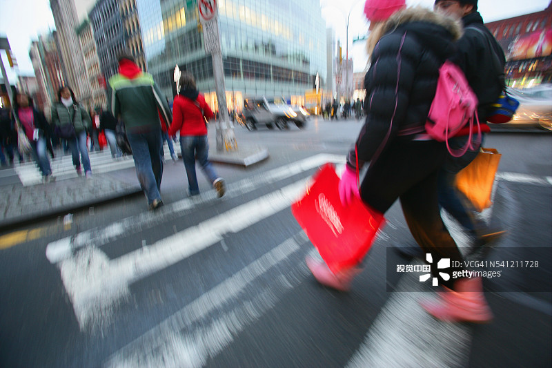 圣诞节购物者过马路图片素材