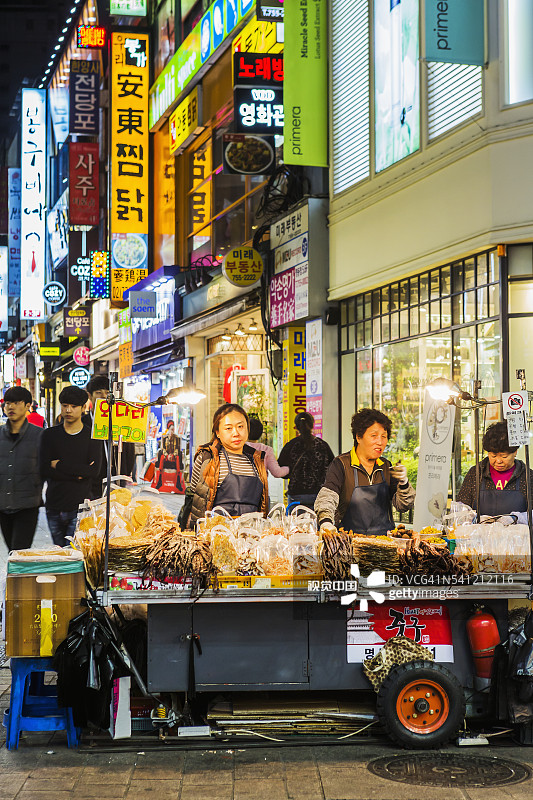 明洞著名购物街上的街头美食图片素材