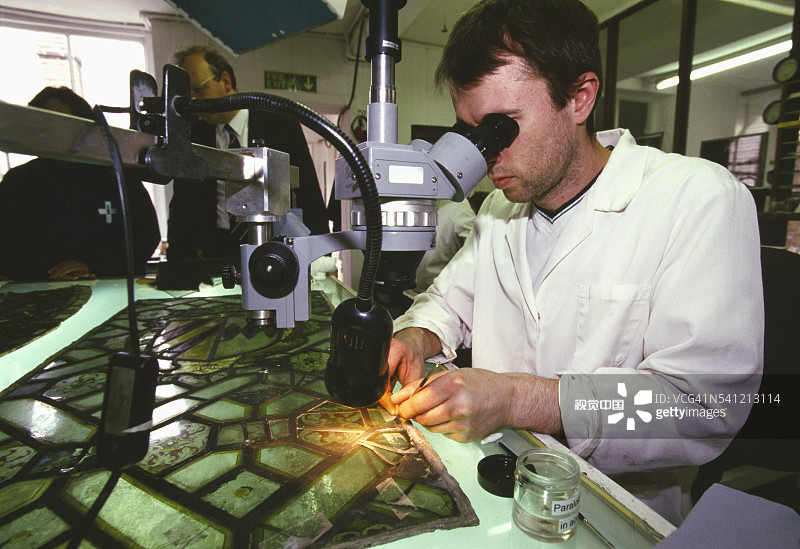 工匠在坎特伯雷大教堂修理彩色玻璃图片素材