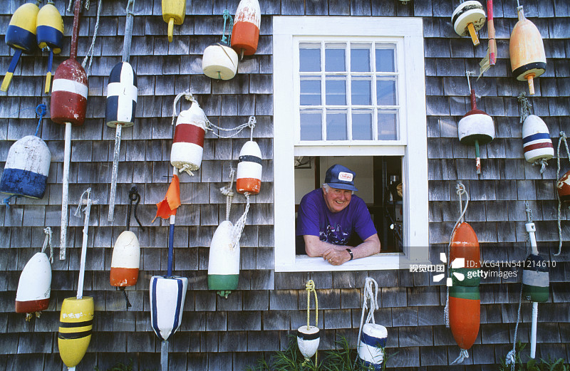 家上挂着各种龙虾浮标的男人图片素材