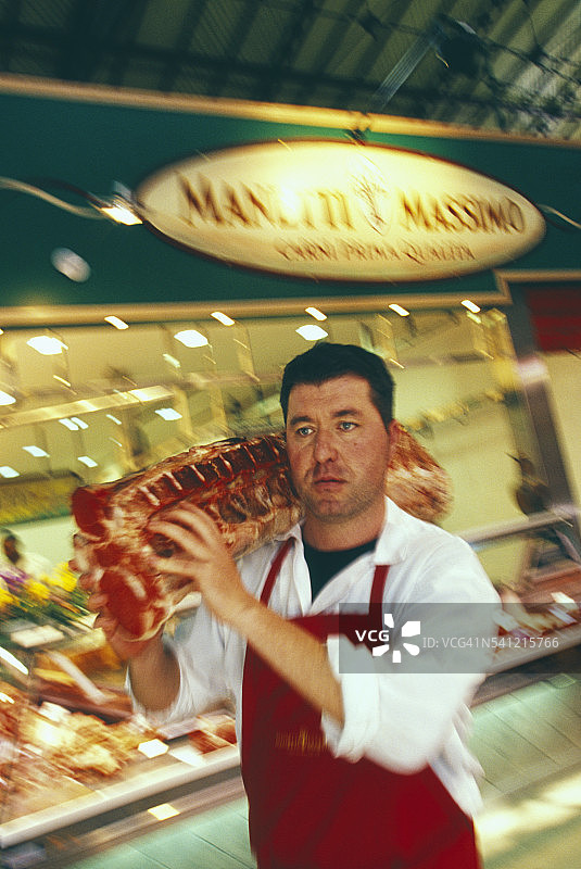 在中央市场Manetti Massimo肉店扛肉的屠夫图片素材