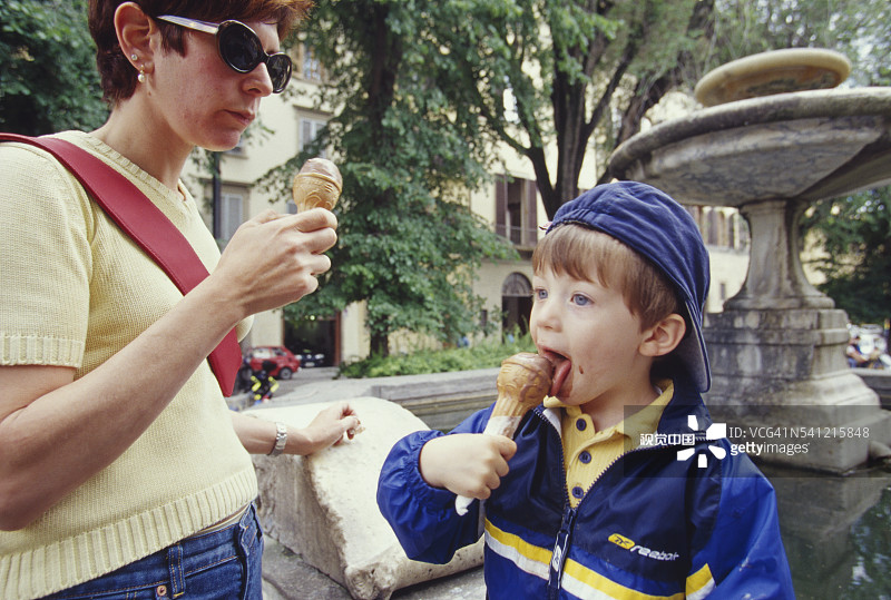 母子吃冰淇淋图片素材