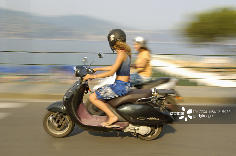 骑摩托车的女人图片素材