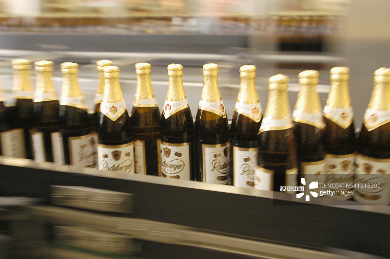 拉登堡啤酒厂传送带上的啤酒瓶图片素材