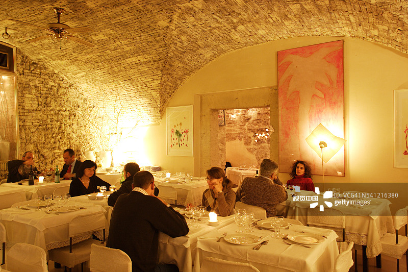 在Bocca Mia餐厅用餐的情侣图片素材
