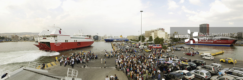 在比雷埃夫斯港等待渡轮的人群图片素材