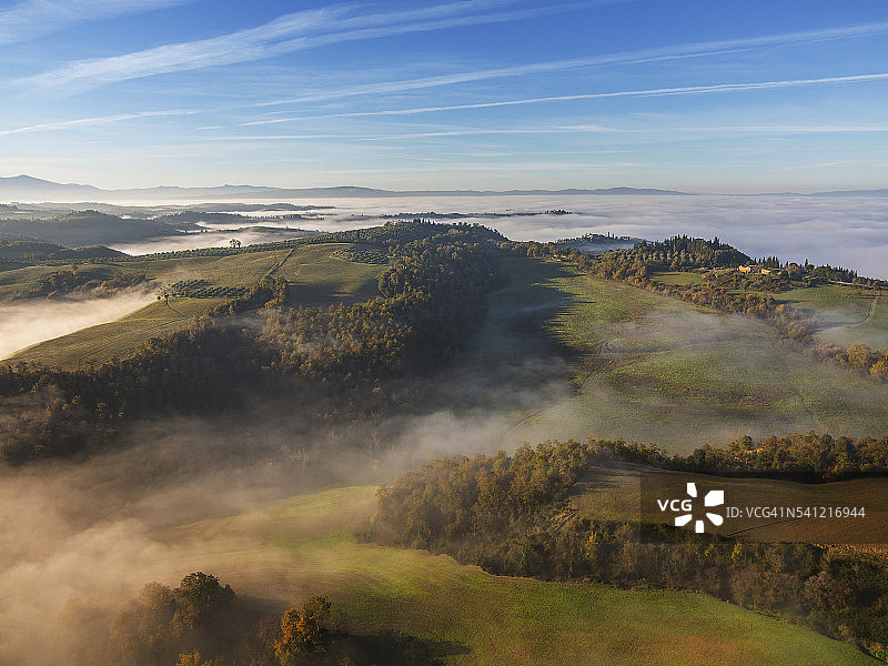 克里特塞内西上空有雾的黎明鸟瞰图图片素材
