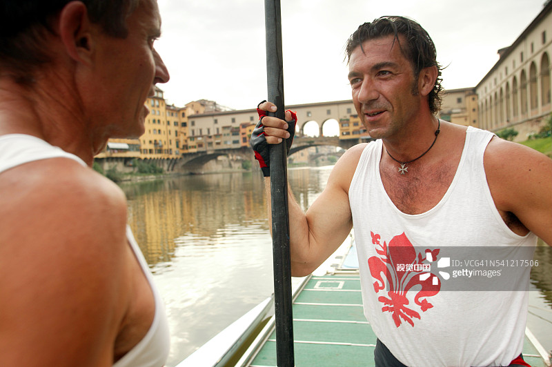 佛罗伦萨赛艇俱乐部成员在老桥附近图片素材
