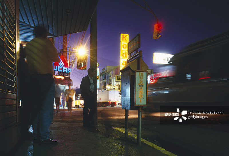 夜幕下的大街图片素材