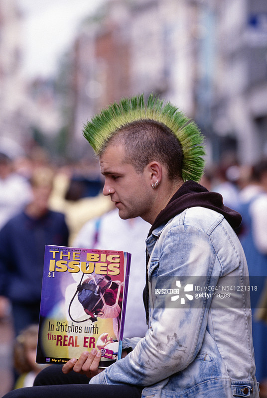 在格拉夫顿街上的莫霍克发型年轻男子图片素材