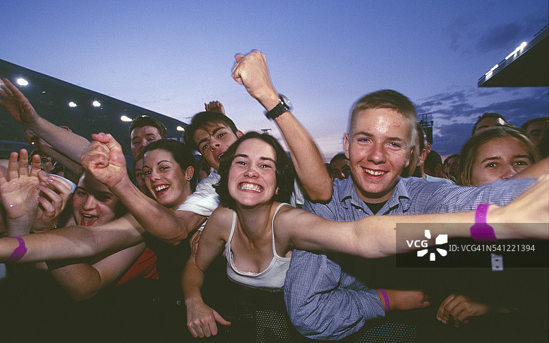 在兰斯当体育场观看U2演唱会的年轻粉丝图片素材