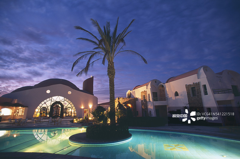 沙姆斯阿拉姆度假村的暮光游泳池图片素材