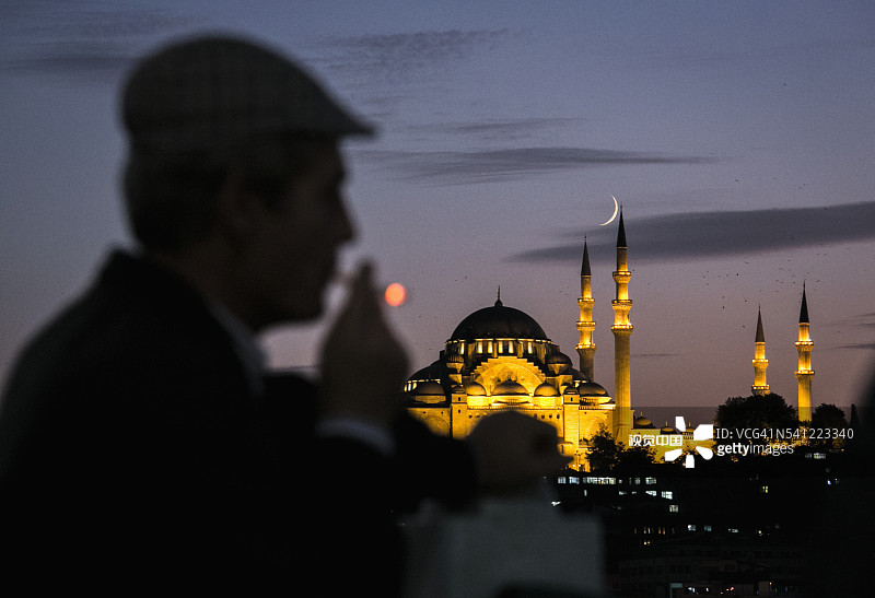 加拉塔桥上的渔民图片素材