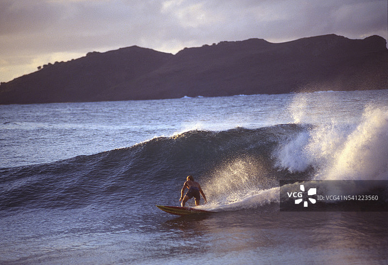 冲浪者在洛里昂湾乘浪图片素材