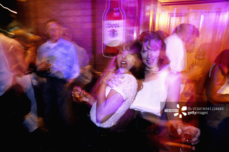 在北桥布鲁克林迪斯科酒吧的年轻女人图片素材
