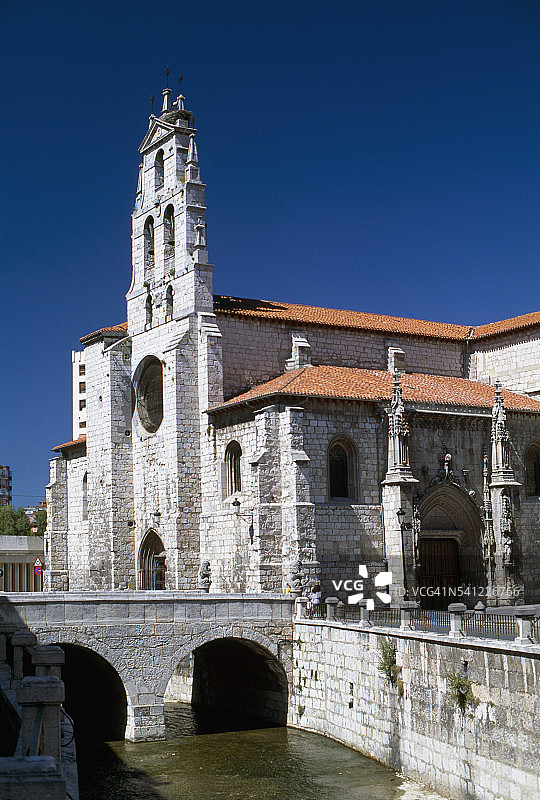 维纳河畔的圣莱斯梅斯教堂图片素材