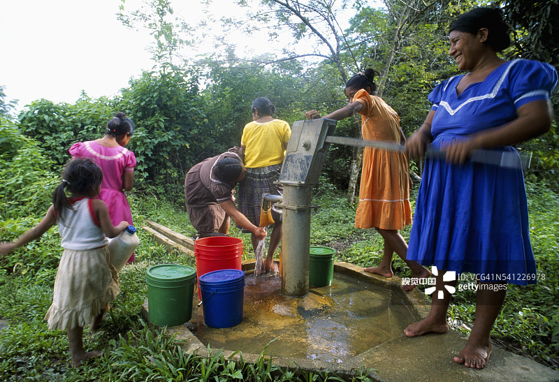 女人和女孩在井边图片素材