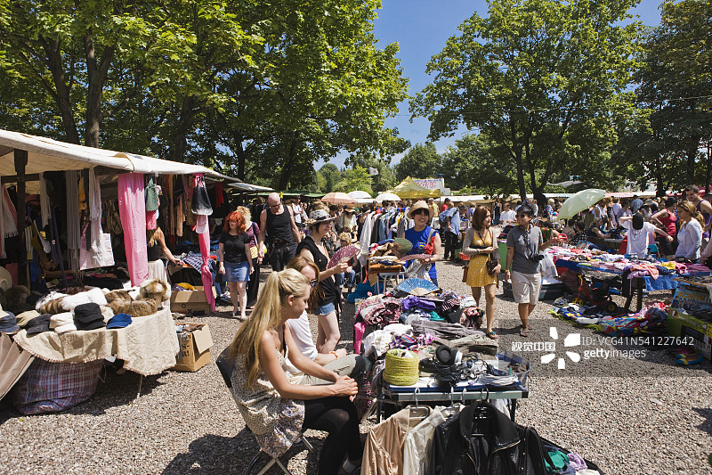 在德国柏林跳蚤市场的人们图片素材
