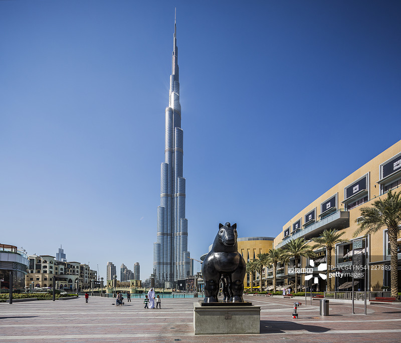 迪拜市中心费尔南多·博特罗的《马》雕塑与哈利法塔图片素材