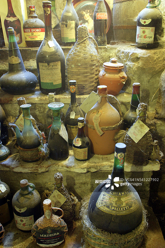 沾满灰尘的酒瓶图片素材