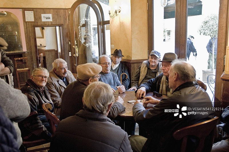 在酒吧玩牌的老年男人图片素材