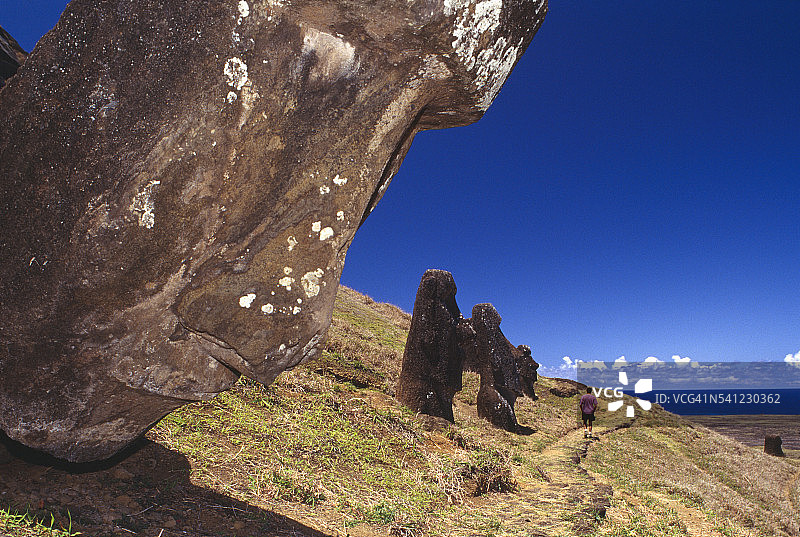 拉诺拉拉库火山的摩艾石像图片素材