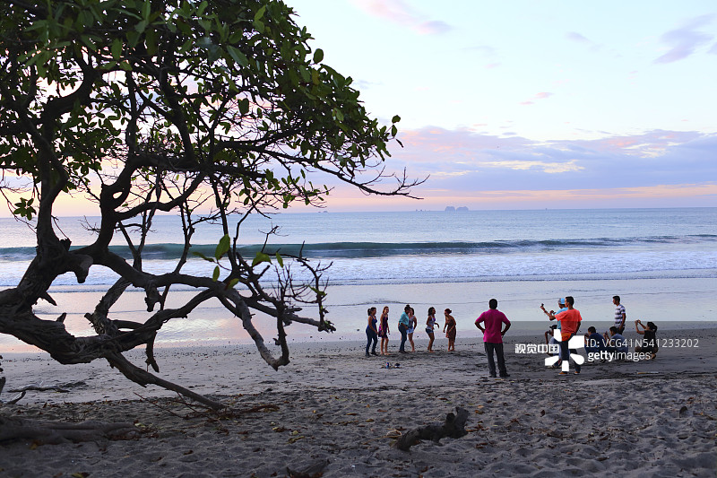 火烈鸟海滩。日落低潮。图片素材