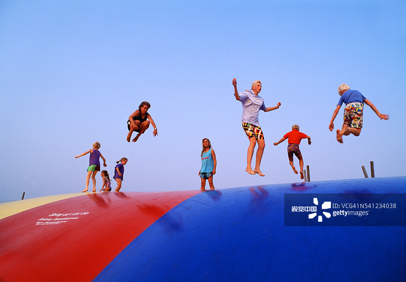 孩子们在林克宾峡湾的充气城堡上玩耍图片素材