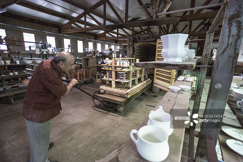 陶瓷工艺品，工匠工作场景图片素材