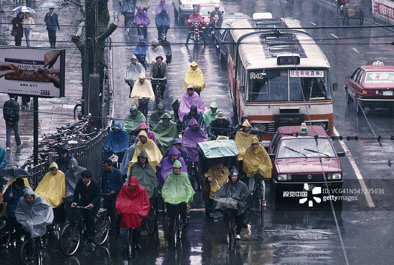 雨中的自行车图片素材