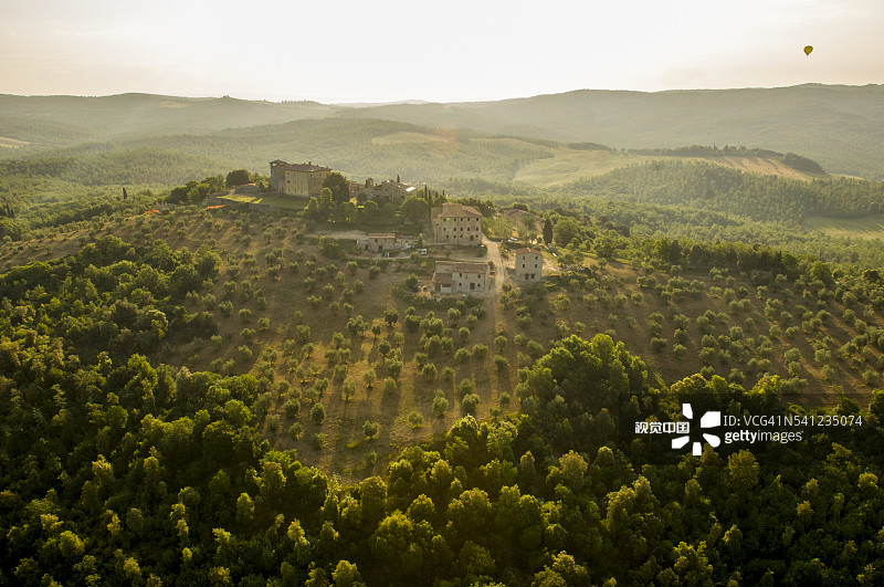 热气球飞越锡耶纳地区克雷特图片素材