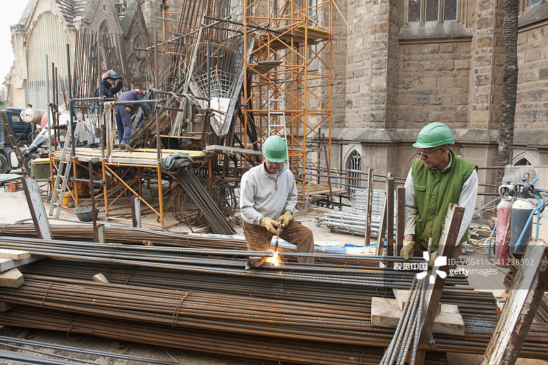 在圣家族教堂施工现场工作：建筑师安东尼奥·高迪图片素材