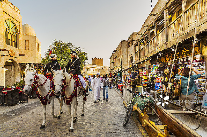 瓦其夫老市场Al Souk区的阿拉伯马术警察图片素材